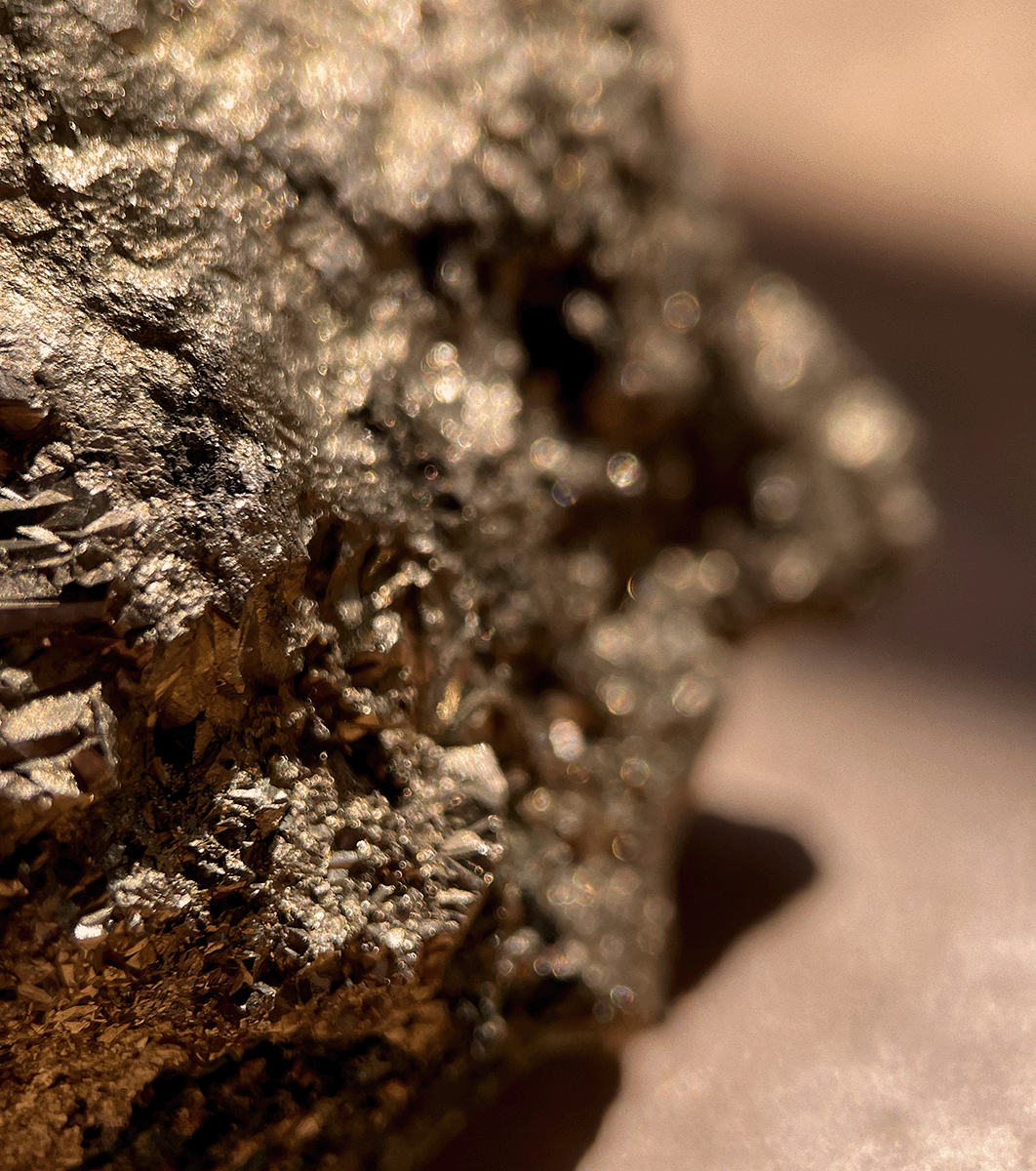 Échantillon de minerai métallique étudié par Red Rock Mining dans le cadre de ses recherches minières au Maroc.